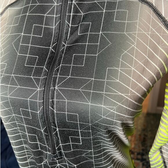 Nike Pro Women's Jacket in Black Yellow Pattern w/Three Quarter Zipper Size M - Picture 2 of 8